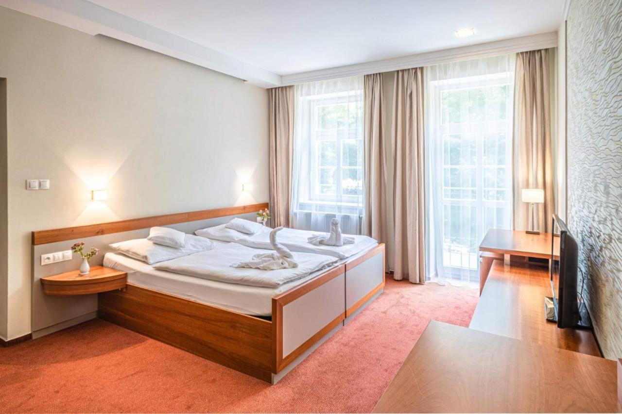 Hotel Reza Františkovy Lázně エクステリア 写真